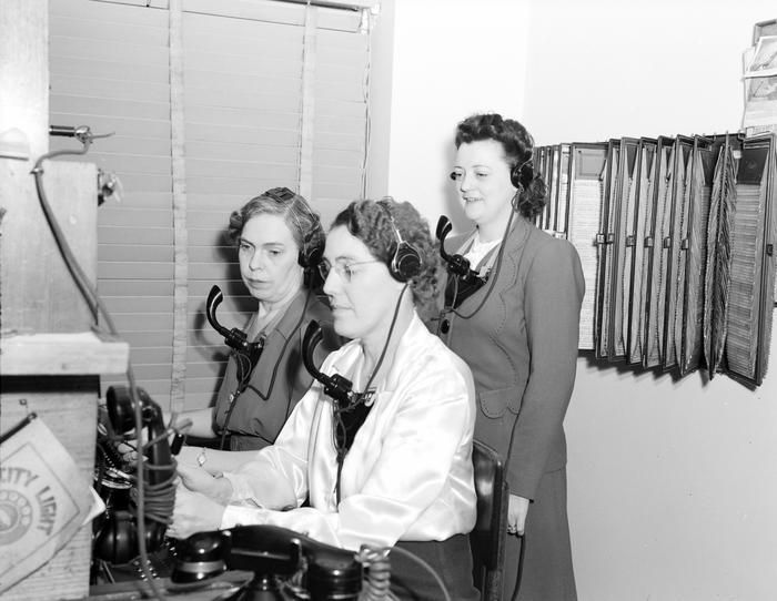 Operadoras telefónicas de Seattle City Light en 1945. La conmutación automática fue reemplazando el oficio en el siglo XX.