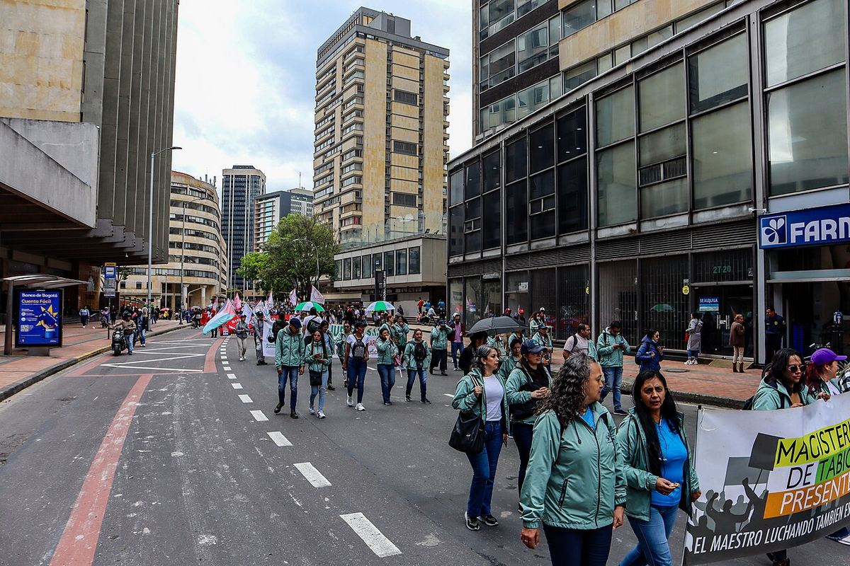 Teachers march in Bogotá during the May 28, 2025 national strike.