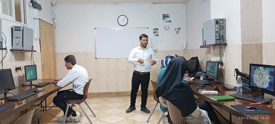 Un docente enseña en una sala de computadores.