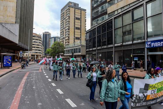 Docentes marchan en Bogotá durante el paro nacional del 28 de mayo de 2025.