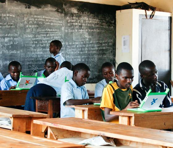 Estudiantes con portátiles en una escuela de Kigali (Ruanda).