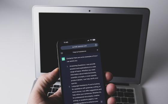 Un celular con la aplicación de ChatGPT.