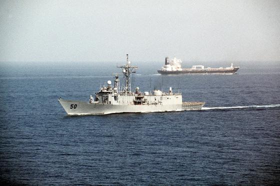 Una fragata estadounidense junto a un petrolero en el golfo Pérsico (1990).