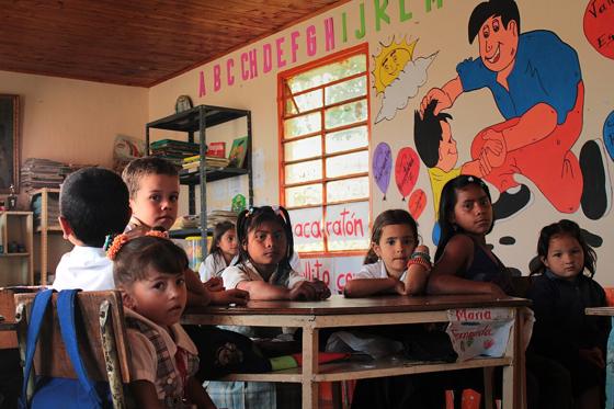 Niños en la escuela rural La Nubia, en Apía (Risaralda).